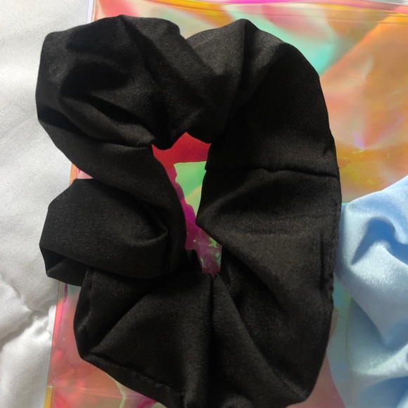 Ariana Grande Scrunchies - Picture 3 of 4